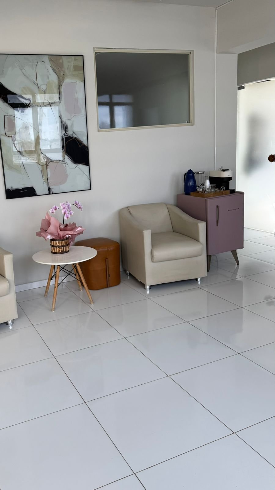 Sala de espera com café e ambiente tranquilo